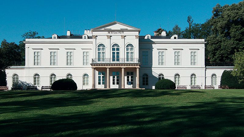 Vila Kinských s romantickým parkem je jednou z nejkrásnějších pražských staveb